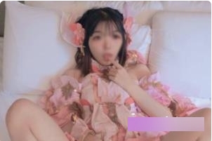 露脸COSER极品反差《小余》秀萝套图