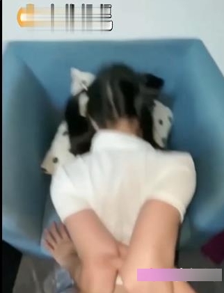 现代风流公子（唐伯虎）与双马尾萌妹的蒙眼互动，举止轻浮女孩脸红