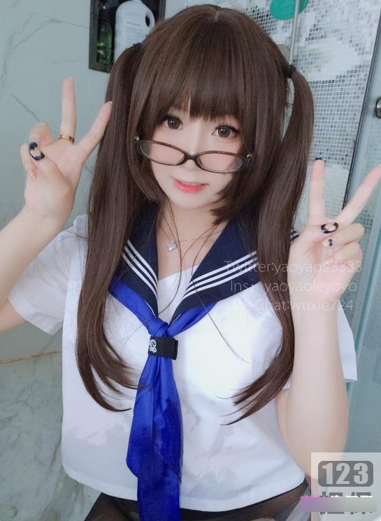 微博呆萌嫩妹（摇摇乐yoyo）蓝白JK作品，白皙笔直美腿令人心动