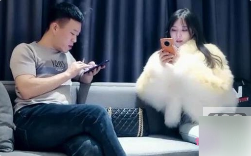 女神展现高颜值,与男网友展开激烈的一字马大战