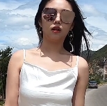 白色吊带连衣裙