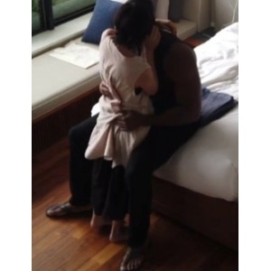 娇小银妻与巨型粗壮黑人的2V4G视频，可在百度云中获取