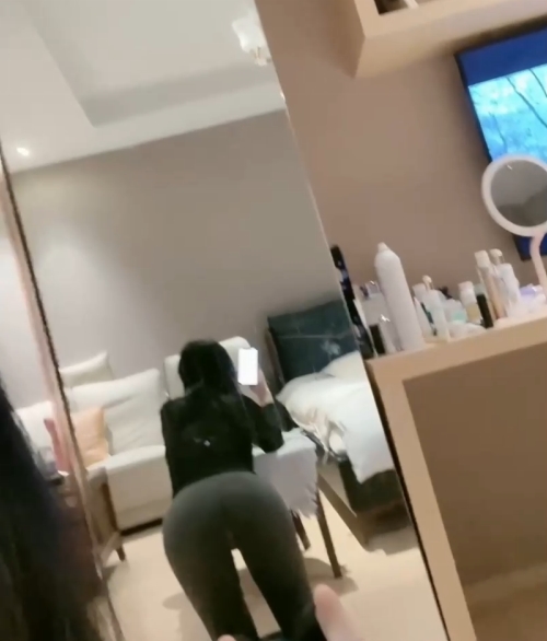 “水嫩一线天，让你拥有高颜值！”