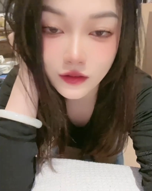 “水嫩一线天，让你拥有高颜值！”