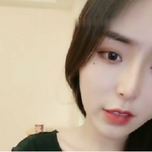 精选一线天美女黄瓜放飞自我视频