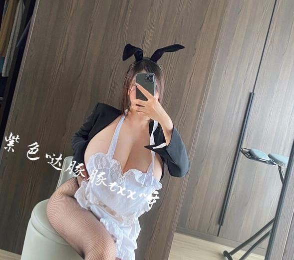 虎牙超高人气美人童小芯紫色哒豚豚最新写真视频图散播稀缺合集