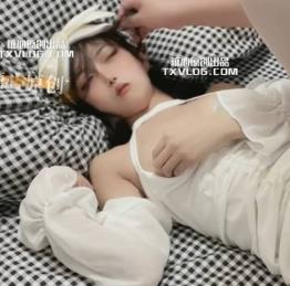 糖心小魔女的精致脸蛋拥有最美的窈窕身材和初摘面罩，肉鸡蛋饼