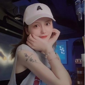 补的资源！南航空姐自拍合集20V2.3G，火爆短资源，露脸棒棒糖