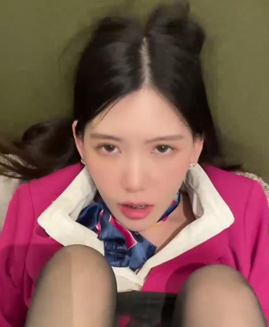 美腿名媛Chloe最新合集2V625M，年度最佳钢牙妹自拍