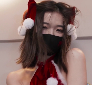 转载搬运百度盘沉浸摄影小凌女神圣诞战衣特辑1V2.55G，黑丝脚模视频