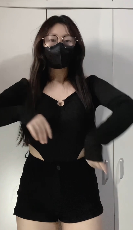 推特热舞福利姬无刺榴莲最新变装合集10V1.15G，双层压缩永久有效链接