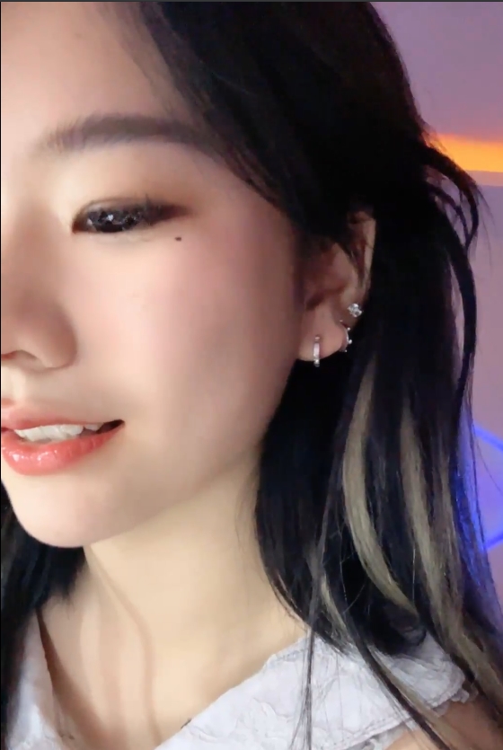 热舞福利琪琪半糖定制50部合集5.1G清纯诱惑