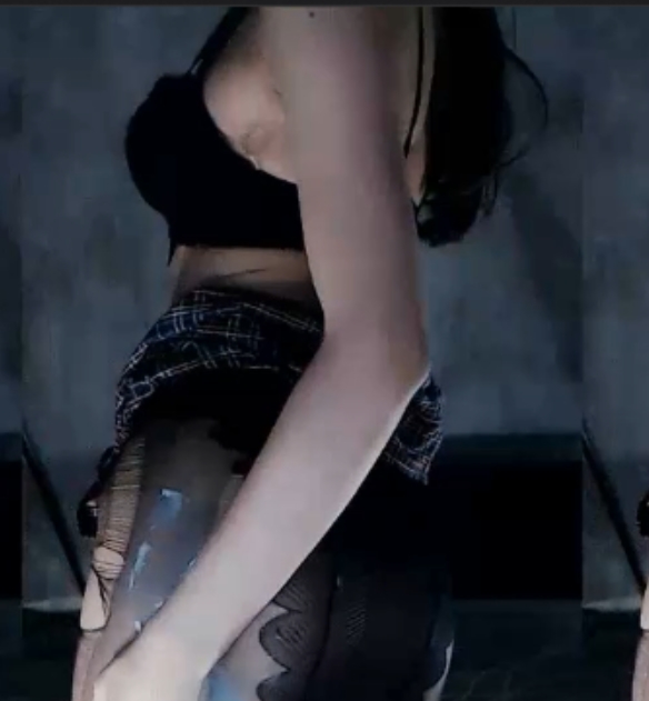 虎牙小虾虾居家热舞合集6部936MB腰臀绝了