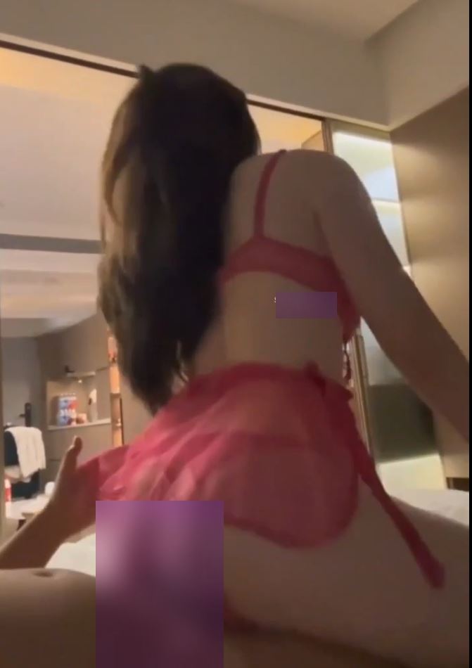 肤白貌美小柔私密群露脸视频2部478.9MB前凸后翘